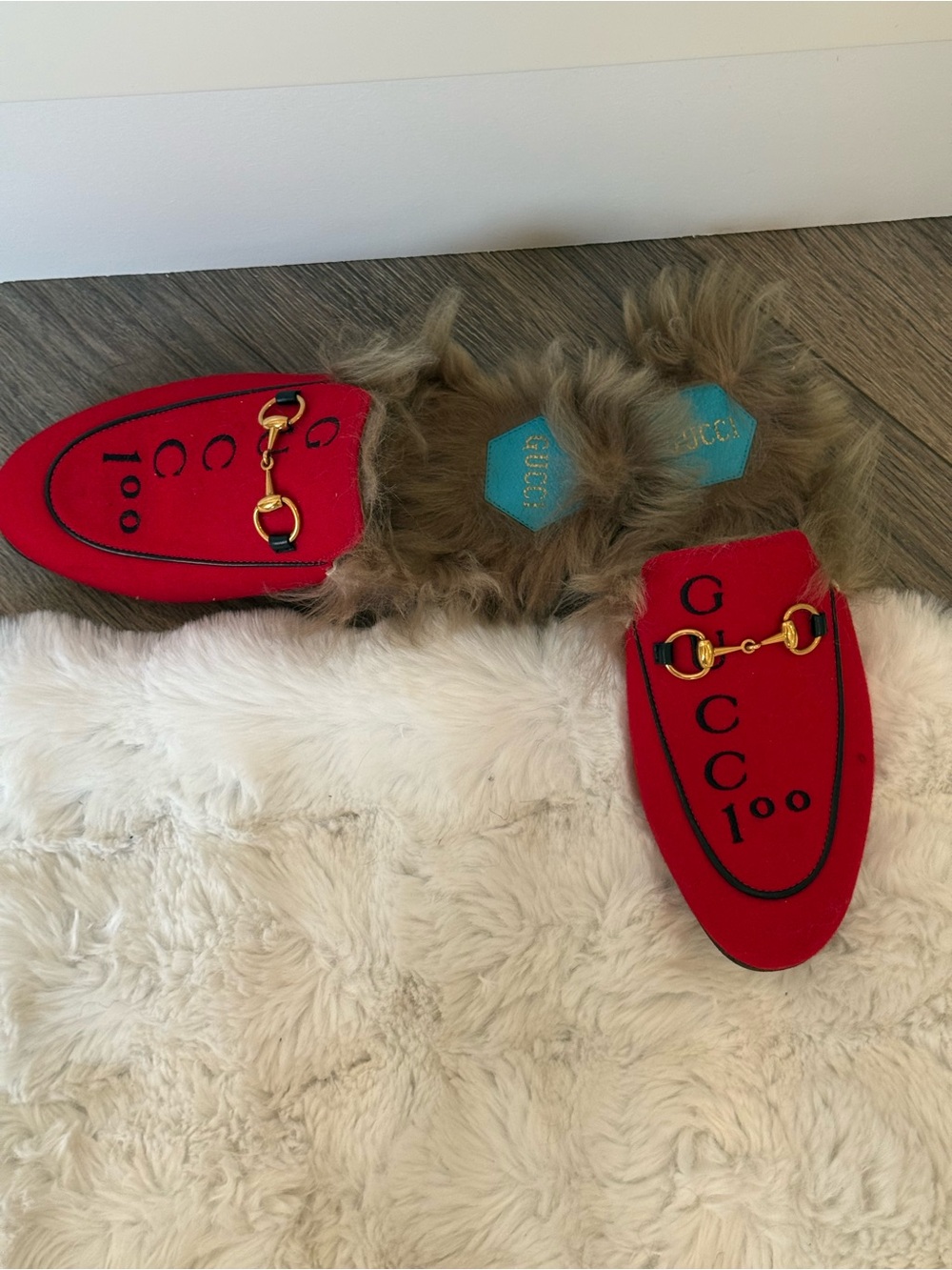 Gucci Red Velvet Horsebit Fur-Back Slip-On Mules with Turquoise Logo Patch - Picture 2 of 4